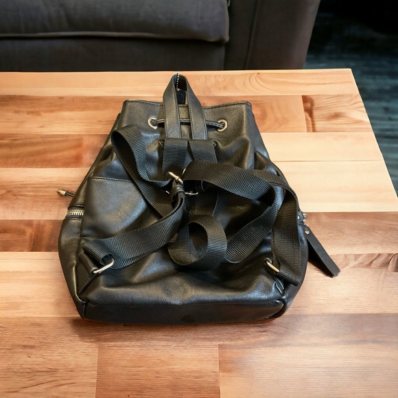 Clarks Silver Hardware Vegan Leather MultiPocket Adjustable Strap Backpack Bag! - Picture 7 of 11